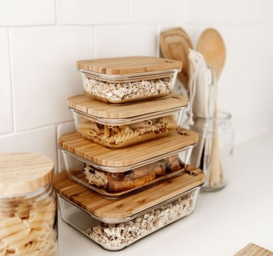 קופסאות אחסון מסודרות במקרר לשמירה על טריות המזון