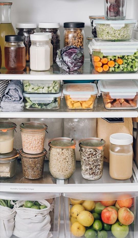סידור נכון של מזון במקרר לשמירה על סדר וטריות
